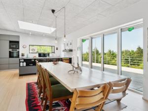 Η κουζίνα ή μικρή κουζίνα στο Holiday Home Galia - 500m from the sea by Interhome