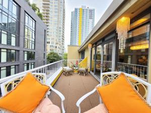 Pike Place Sky Palace Residences في سياتل: شرفة مع كرسيين وطاولات ومباني