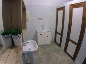 Un baño con lavabo, inodoro y espejo. en CENTRO DE OCIO ALÚA Casa Rural Iznájar Lago de Andalucía, en Iznájar