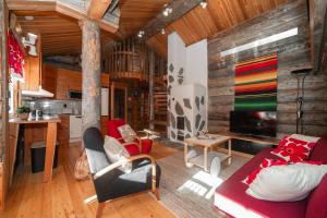 a living room with a couch and a tv at Villa Talvikolo - Spacious 2BR Cabin with Sauna in Ruka