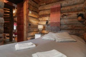 Postel nebo postele na pokoji v ubytování Villa Talvikolo - Spacious 2BR Cabin in Ruka with Private Sauna