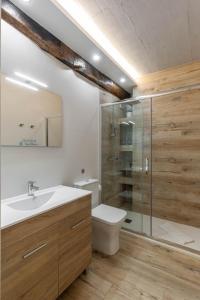 une salle de bain avec toilettes, lavabo et douche dans l'établissement El Patio de Vespasiano-Calera- vistas a la iglesia junto al puerto, à Castro Urdiales 64 autres photos