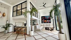 Μια τηλεόραση ή/και κέντρο ψυχαγωγίας στο Villa Daya Canggu - 5 Mins to Beach, Rooftop Cinema and Private Cook