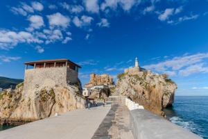 une passerelle sur une falaise à côté de l'océan dans l'établissement El Patio de Vespasiano-Calera- vistas a la iglesia junto al puerto, à Castro Urdiales
