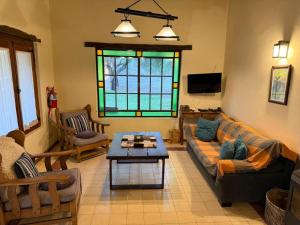 un salon avec un canapé et une table dans l'établissement La Morada, imperdible Casa de Campo en La Matilde, à San Javier