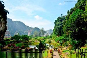 Blick auf einen Park mit Fluss und Bergen in der Unterkunft Ipoh The COVE at Ipoh Garden East 7 PAX Cozy Fully Air-Con in Ipoh