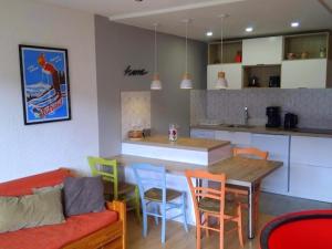 une cuisine avec une table, des chaises et un canapé dans l'établissement Appartement rénové avec balcon, proche pistes et centre, Autrans - 5 pers, 34m² - FR-1-737-5, à Autrans