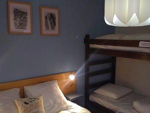 une chambre avec deux lits superposés et une lampe dans l'établissement Appartement rénové avec balcon, proche pistes et centre, Autrans - 5 pers, 34m² - FR-1-737-5, à Autrans