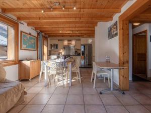 a kitchen with a table and chairs in a room at Appartement 4 pièces à Morzine, skis aux pieds, jacuzzi, 9 pers, 100m², centre, animaux admis - FR-1-754-24 in Morzine