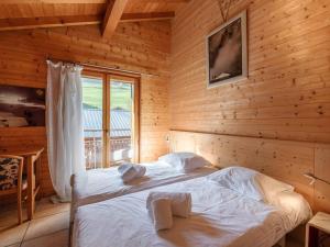 a bedroom with a bed in a wooden cabin at Appartement 4 pièces à Morzine, skis aux pieds, jacuzzi, 9 pers, 100m², centre, animaux admis - FR-1-754-24 in Morzine