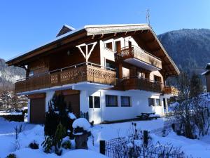 a house with a balcony in the snow at Appartement 4 pièces à Morzine, skis aux pieds, jacuzzi, 9 pers, 100m², centre, animaux admis - FR-1-754-24 in Morzine