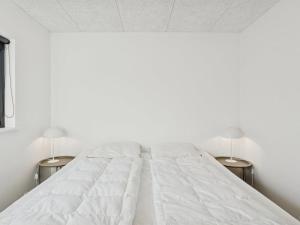 une chambre avec un lit blanc et deux lampes dans l'établissement Holiday Home Malfred - 500m from the sea by Interhome, à Odder 19 autres photos