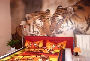 - une chambre avec une peinture de tigres sur le mur dans l'établissement Blick In Die Natur, à Ilmenau