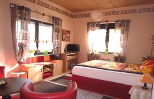 une chambre avec un lit et un bureau et deux fenêtres dans l'établissement Blick In Die Natur, à Ilmenau