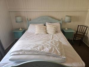 谭伯连山Main St Heritage Charm & Walk to Restaurants的卧室里有一张铺着白色床单和枕头的床