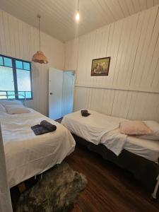 谭伯连山Main St Heritage Charm & Walk to Restaurants的一间白墙房间里有两张床