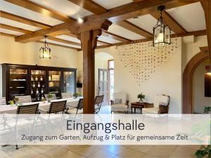 施利茨HINTERBURG SCHLITZ - Großes Burgen-Apartment mit 4 Schlafzimmern & 2 Bädern - ideal für Familien und Gruppen, inklusive kostenloser Parkplätze, Aufzug und Garten的大堂设有带桌椅的用餐区。