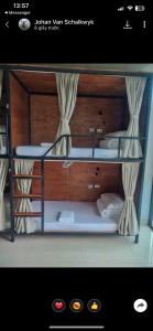 Una habitación con dos literas. en Tam Coc Mango hostel, en Vũ Lâm