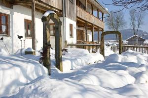 ein schneebedeckter Hof neben einem Gebäude in der Unterkunft Ferienwohnung für 4 Personen  2 Kinder ca 85 m in Waldmünchen, Bayern Bayerischer Wald in Waldmünchen