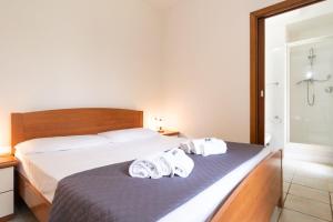 En eller flere senge i et værelse på Mirto 2 Apartment + 6 billeder