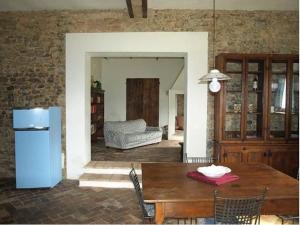 ein Esszimmer mit Tisch und Kühlschrank in der Unterkunft Ferienwohnung "La Taverna" in Umbertide