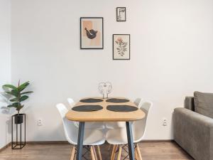 une salle à manger avec une table et des chaises blanches dans l'établissement Apartment Costa Plana by Interhome, à Černá v Pošumaví