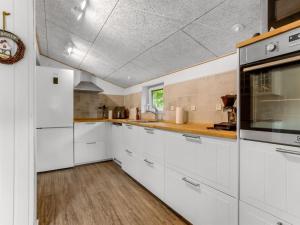 Η κουζίνα ή μικρή κουζίνα στο Holiday Home Dorothea - from the sea by Interhome