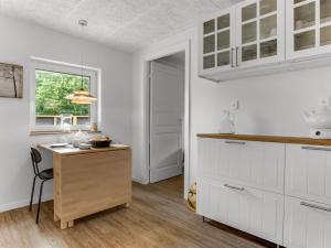 Η κουζίνα ή μικρή κουζίνα στο Holiday Home Dorothea - from the sea by Interhome