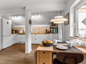 Η κουζίνα ή μικρή κουζίνα στο Holiday Home Dorothea - from the sea by Interhome