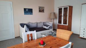 ein Wohnzimmer mit Sofa und Tisch in der Unterkunft Gemütliche Ferienwohnung am Wildgehege in Walsrode + 13 Fotos