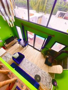 Cette suite dispose d'un salon avec une grande fenêtre. dans l'établissement Bigados Bungalov, à Silivri