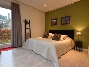 ein Schlafzimmer mit einem Bett und einem großen Fenster in der Unterkunft Alluring Apartment in Bergen with Terrace, Garden and BBQ in Bergen