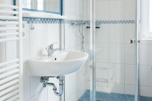 Koupelna v ubytování Strandnahes Reethaus Elefant Mit Außenwhirlpool + 21 fotografií