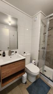 Ένα μπάνιο στο Cómodo, moderno, nuevo, 2D2B, incluye estacionamiento