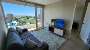 Μια τηλεόραση ή/και κέντρο ψυχαγωγίας στο Cómodo, moderno, nuevo, 2D2B, incluye estacionamiento