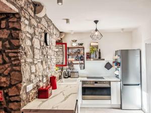 Η κουζίνα ή μικρή κουζίνα στο Holiday Home Prusina by Interhome