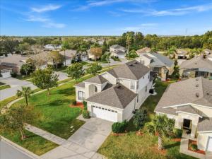 uma vista aérea de um bairro residencial com casas em 5 Bedrooms 35 Bathrooms Windsor Palms 8017 Kp em Orlando