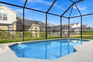 uma piscina em frente a uma casa em 5 Bedrooms 35 Bathrooms Windsor Palms 8017 Kp em Orlando