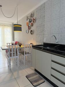 eine Küche mit Tisch und Stühlen und ein Esszimmer in der Unterkunft Casa de praia in Barra Velha