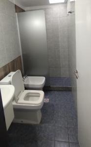ein Badezimmer mit Toilette, Waschbecken und Dusche in der Unterkunft Lo Nuestro in San Juan