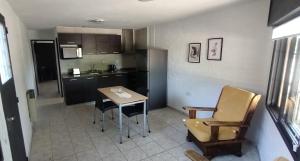 eine kleine Küche mit Tisch und Stühlen in einem Zimmer in der Unterkunft Lo Nuestro in San Juan