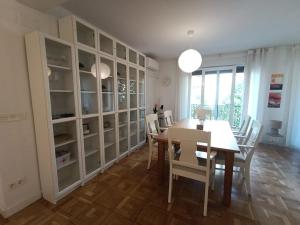 a dining room with a table and chairs at Piso en San Sebastián cerca de Anoeta in Loyola