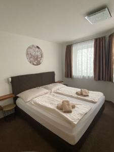 a bedroom with a bed with two towels on it at Appartement Silbermond in Schladming