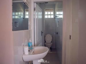 un bagno con vasca, WC e lavandino di Queen's Premier Suites in Eldoret opposite Tamasha a Kisumu