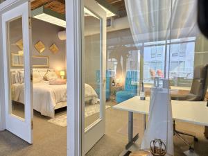 Pike Place Sky Palace Residences في سياتل: غرفة مع غرفة نوم بها سرير وطاولة