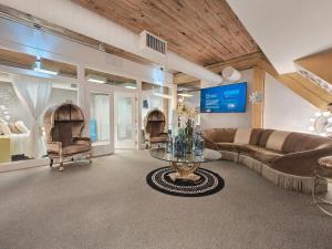 Pike Place Sky Palace Residences في سياتل: غرفة معيشة مع أريكة وكرسيين