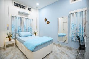 古瓦哈提Abode Homestay的带床和镜子的卧室