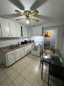 Η κουζίνα ή μικρή κουζίνα στο 2 Bedroom Cozy Accommodation