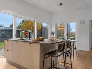 Köök või kööginurk majutusasutuses Holiday Home Barnet - 180m to the fjord by Interhome