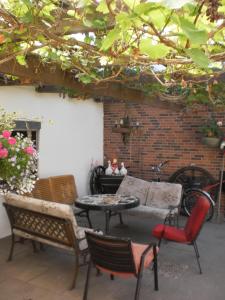 d'une terrasse avec un canapé, des chaises et une table. dans l'établissement Ländliche Ferienwohnung Mit Fahrradverleih, à Goosefeld